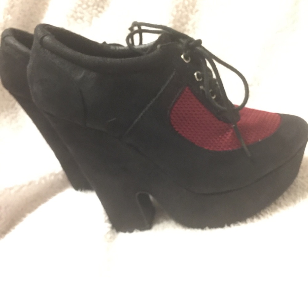 Very Chic Black & Pink Suede Wedges NWT